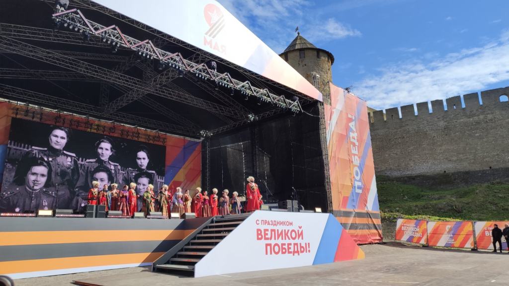 Применение строительных лесов для возведения сценических площадок и зрительских трибун массовых мероприятий и концертов Применение строительных лесов для возведения сценических площадок и зрительских трибун массовых мероприятий и концертов